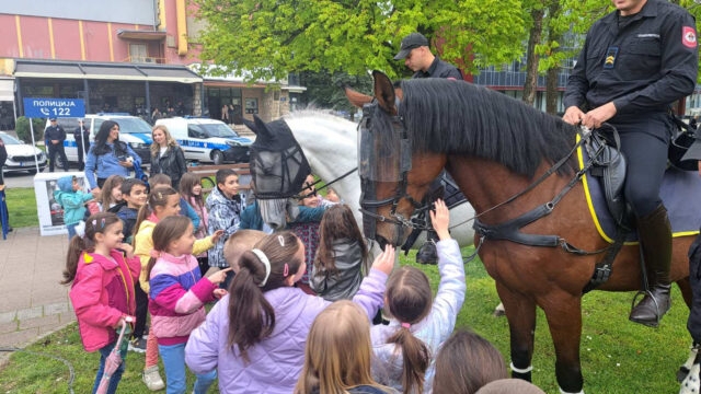 DOBOJ: Mališane zainteresovali konji i službeni psi Jedinice žandarmerije
