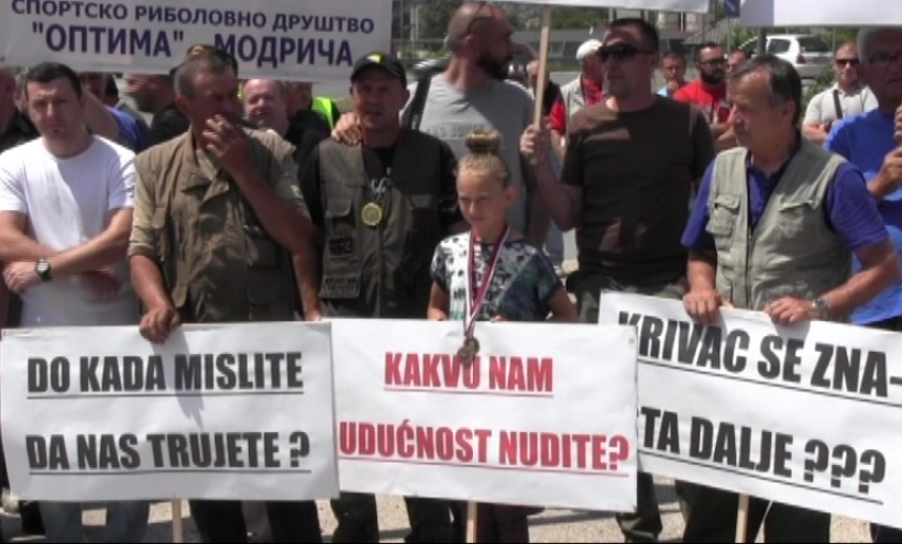 DOBOJ: Protest zbog ekološke katastrofe u rijeci Spreči (VIDEO)