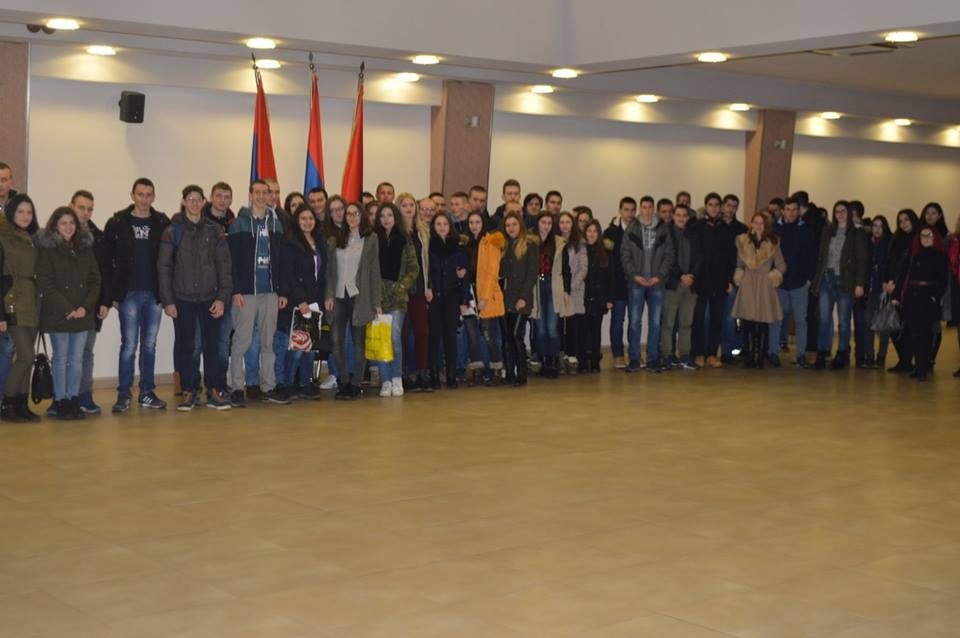 DOBOJ: Srednjoškolci u Narodnoj skupštini Republike Srpske (FOTO)