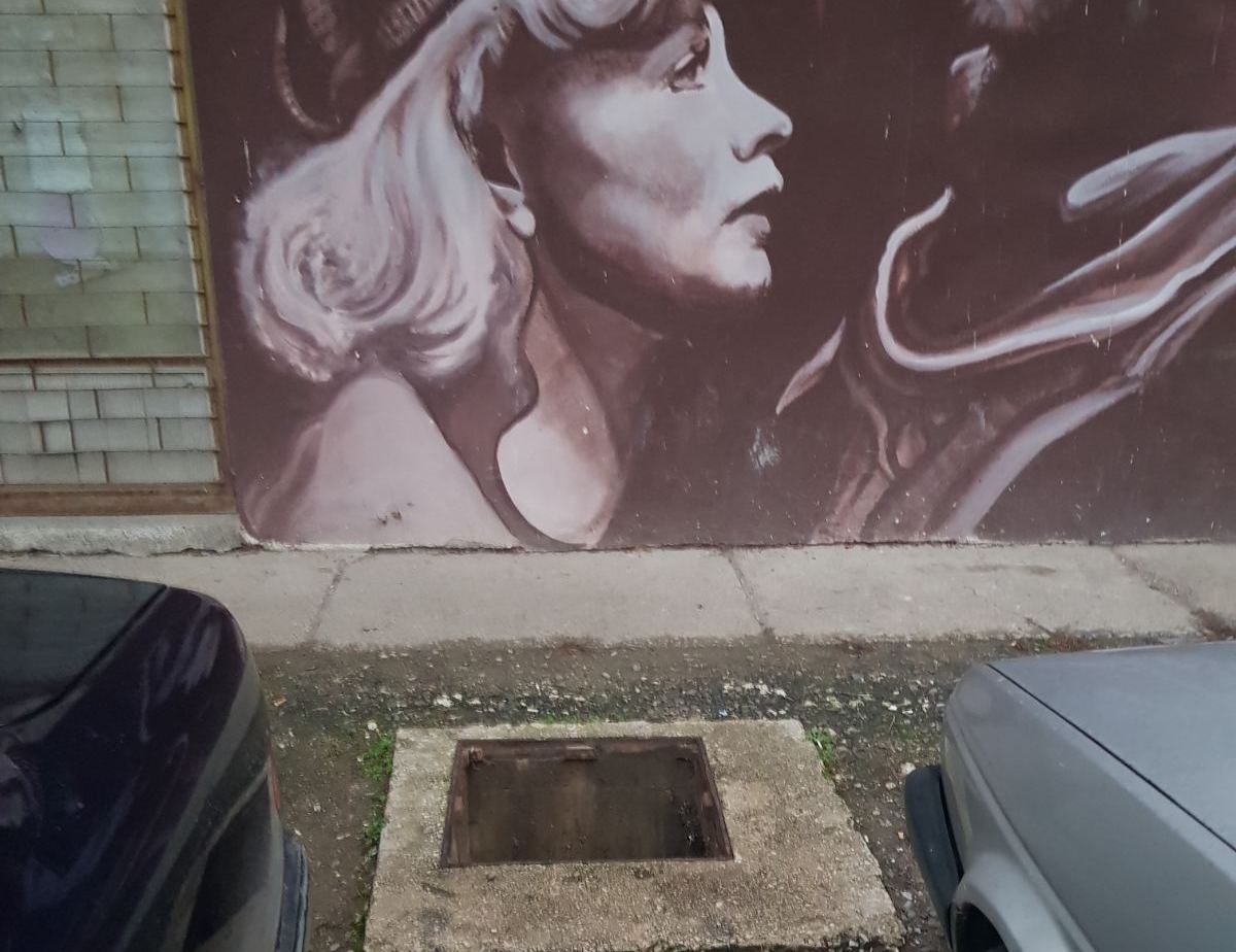OKOM KAMERE: Oprez - Opasnost za pješake, otvoren šaht u Ćuprijskoj ulici! (FOTO)