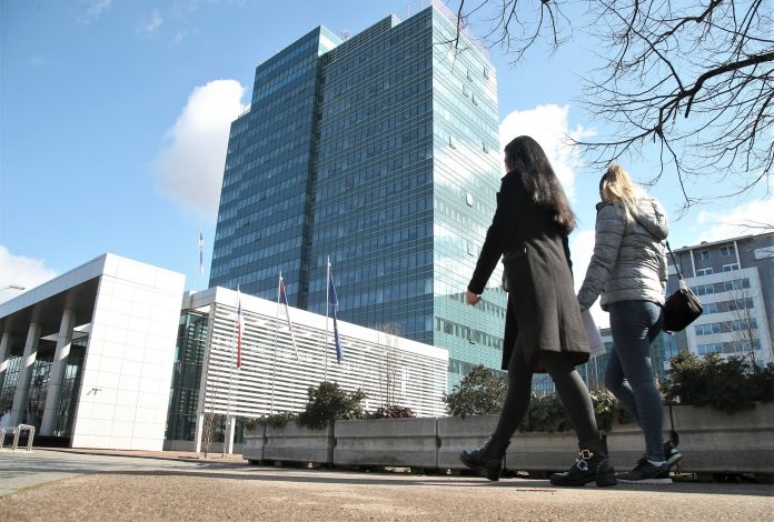 SRPSKA U FISKALNIM PROBLEMIMA: Sprema li se drastično smanjenja plata za oko 32.000 korisnika budžeta?