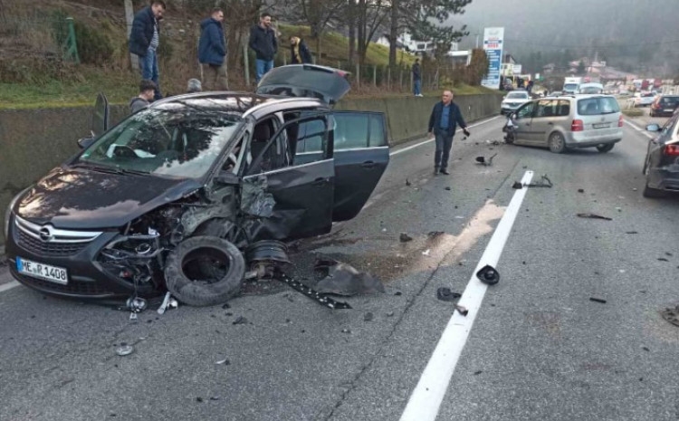 TEŠKA NESREĆA KOD MAGLAJA: Skršeni automobili, ima povrijeđenih (FOTO)