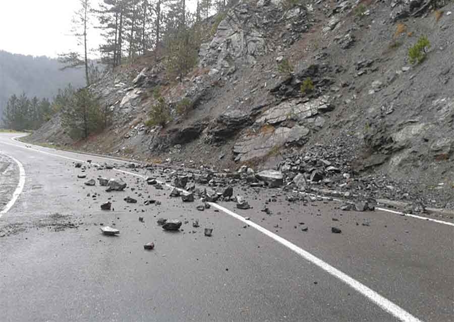 PUTEVI: Vozači oprez zbog odrona i jačih udara vjetra