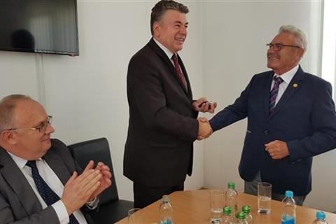 DOBOJ: Donirani sanitetsko vozilo i mobilni inkubator (FOTO)