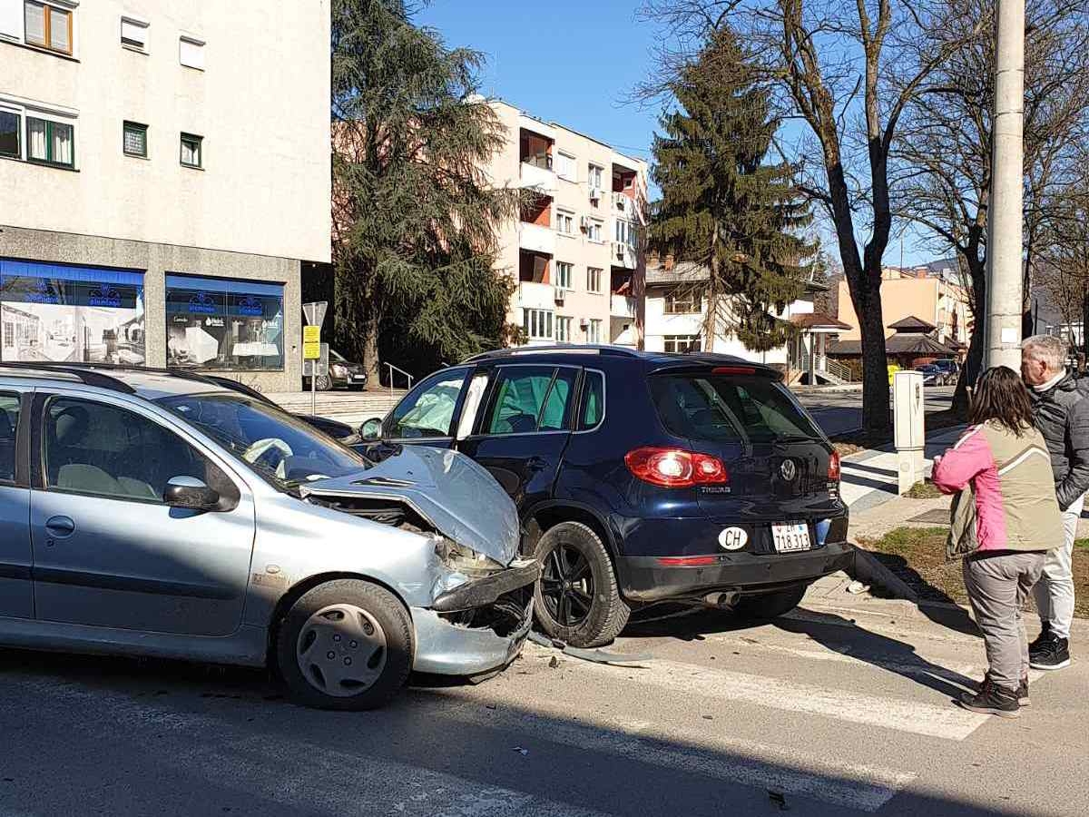 DOBOJ: Još jedan sudar na famoznoj raskrsnici (FOTO)
