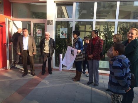 PROTEST RODITELJA U DOBOJU: Traže da se vrati logoped koji je već radio sa njihovom decom