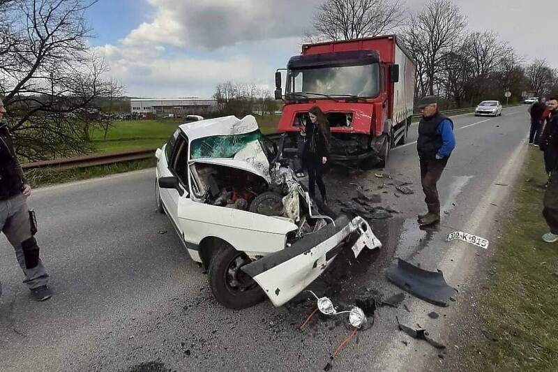 SUDAR AUTA I KAMIONA Teška saobraćajna nesreća kod Tešnja, jedna osoba poginula