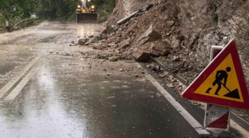 PUTEVI: Kolovozi klizavi, učestali odroni u usjecima