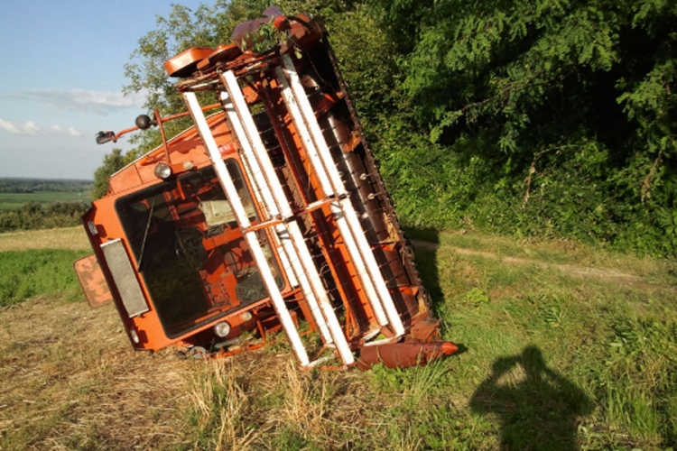 DOBOJ: Prevrnuo se kombajn, vozač teško povrijeđen