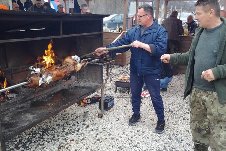 STANARI: Ukrstili ražnjeve na "Stanarskom ražnjoboju"