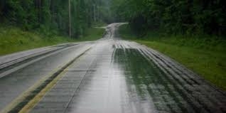 PUTEVI: Saobraćaj se odvija usporeno, po mokrim i klizavim kolovozima