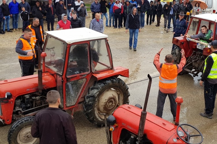 DOBOJ: Traktor iz 1966. i dalje aktivan u poljoprivrednim poslovima (VIDEO)