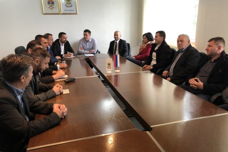 DOBOJ: SDS napustili svi odbornici u Skupštini grada!?