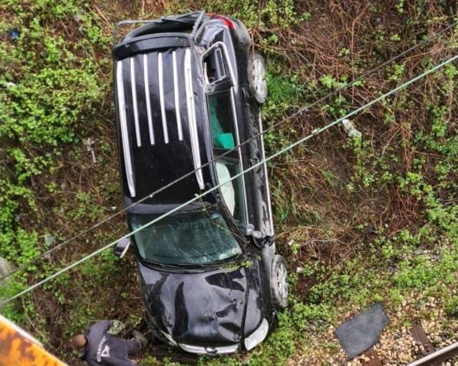 DOBOJ: "Tuareg" sletio s nadvožnjaka, vozač bez povreda