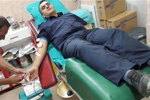 DOBOJ: Pripadnici sudske policije daruju krv