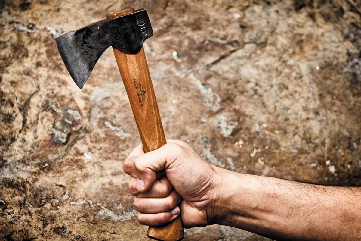 DOBOJ: Komšiju udario kamenom, zamahnuo na njega sjekirom i šipkom