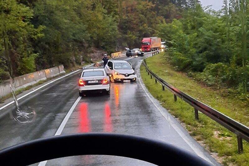 NA MAGISTRALNOJ CESTI Odron kamenja kod Maglaja uzrokovao sudar dva vozila, četiri osobe povrijeđene