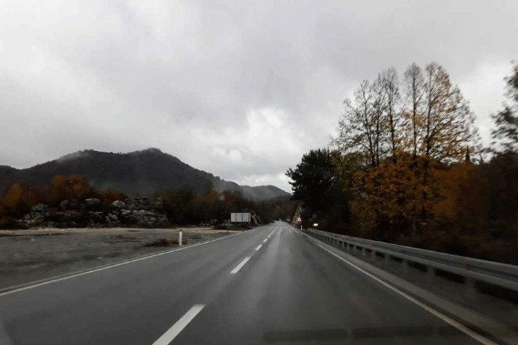 PUTEVI: Mjestimično vlažni kolovozi, mogući odroni i poledica