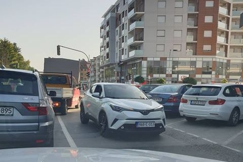 PARKING PAPAK: Bahata seljačina i lažljivi gradonačelnik (FOTO)
