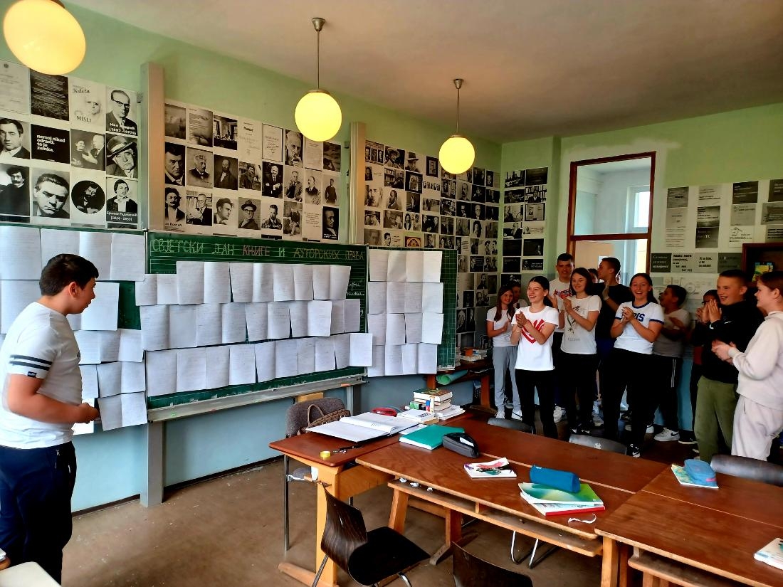 UČENIK 9. RAZREDA PIŠE KOMEDIJE KOJE OSVAJA PUBLIKU: Škola mu posvetila izložbu