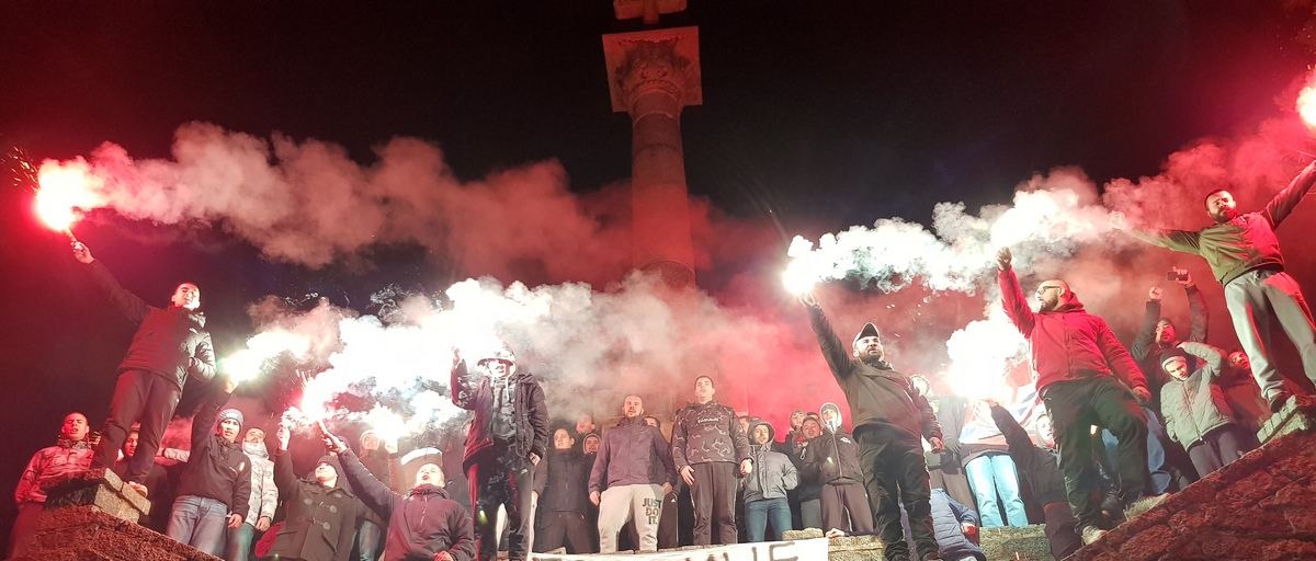 DOBOJ: Navijači organizovali skup podrške SPC u Crnoj Gori