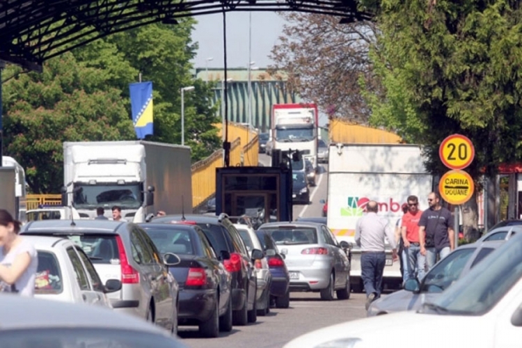 PUTEVI: Na GP Gradiška čekanje do 45 minuta