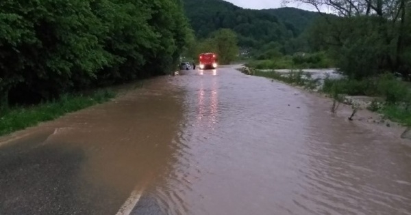 PUTEVI: Otežan saobraćaj zbog klizišta i izlivanja vode na kolovoz