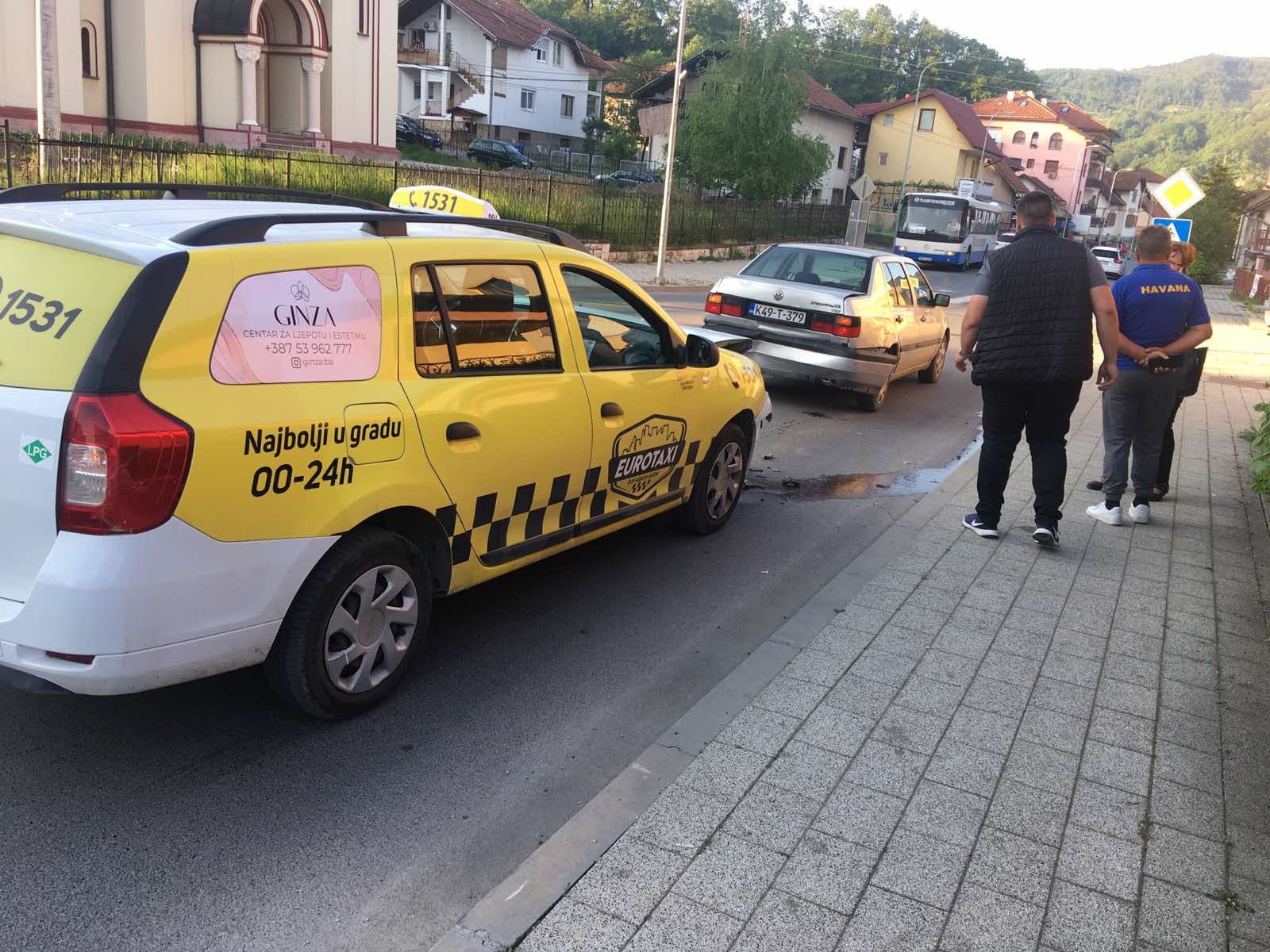 SAOBRAĆAJNA NEZGODA U STAROM GRADU: Vozilo Eurotaxija udarilo automobil ispred pješačkog prelaza. (FOTO)