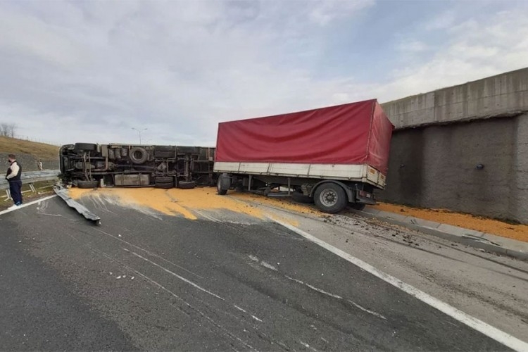 DOBOJ: Prevrnuo se kamion na autoputu