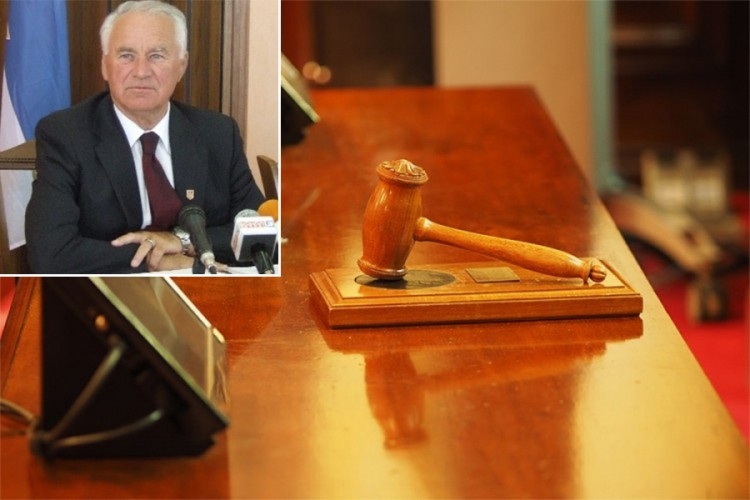 DOBOJ: Bivšeg ministra odbrane sumnjiče da je nezakonito vadio šljunak