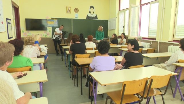 DOBOJ: Prva generacija babica proslavila 50 godina mature (VIDEO)