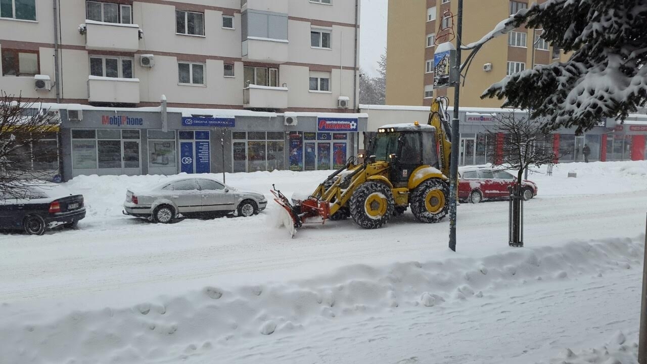 PUTEVI: Usporeno odvijanje saobraćaja, zasnježeni kolovozi