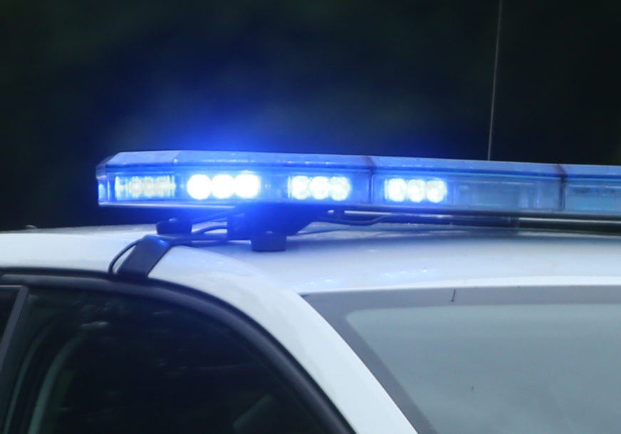 DOBOJ: Policija u potrazi za vandalom, razbijeno vjetrobransko staklo na "škodi"