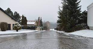 PUTEVI: Poledica, mokro i klizavo, vozači da budu oprezni