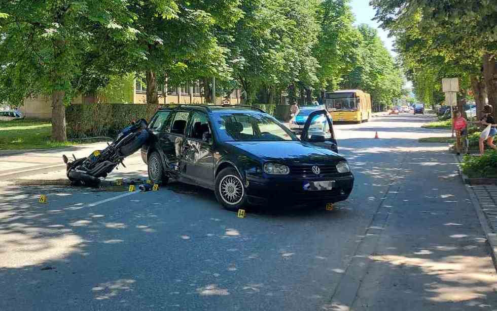 DOBOJ: Težak sudar automobila i motora (FOTO)
