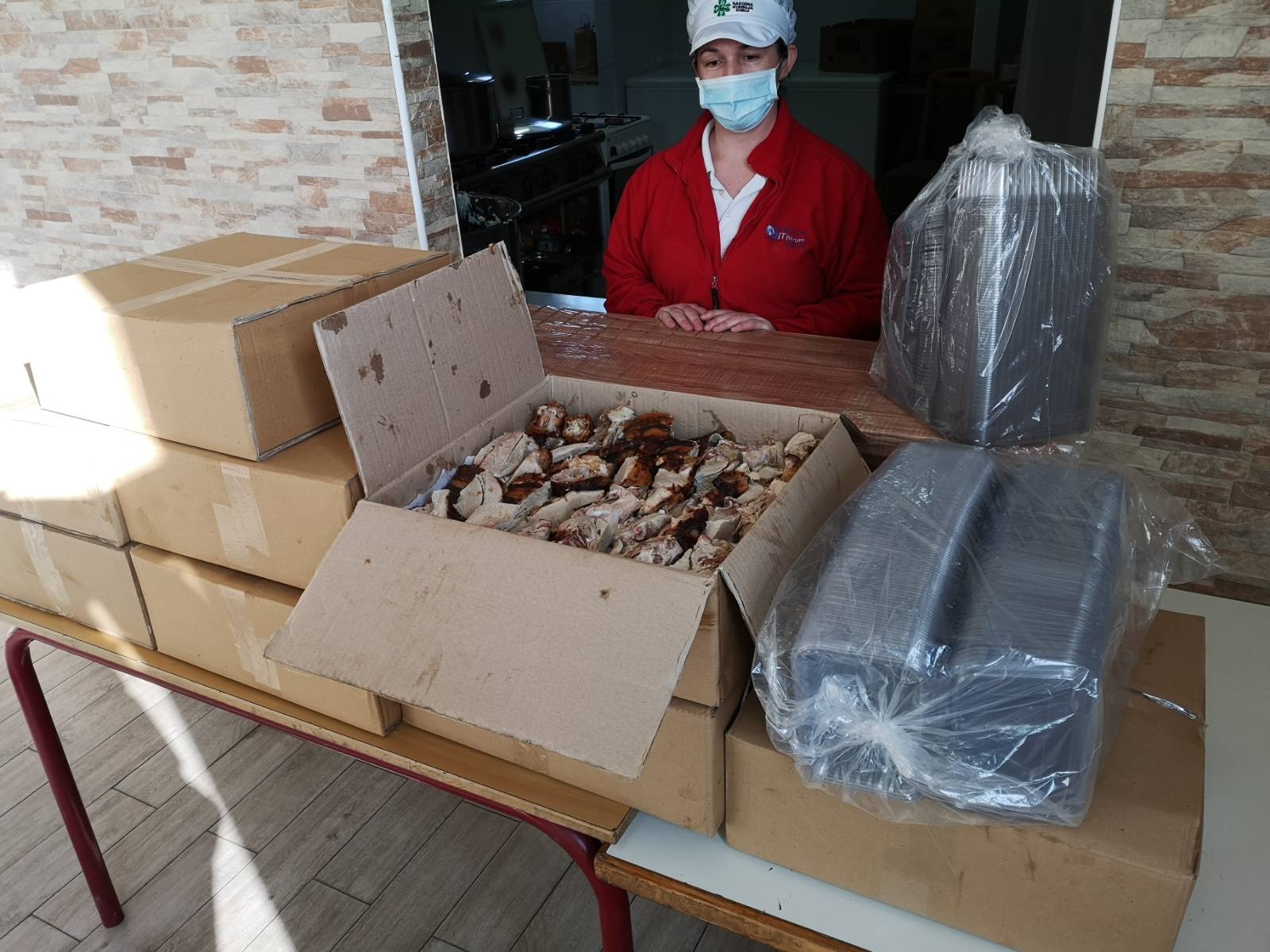 DOBOJ: Članice “Kola srpskih sestara” donirale pečenice korisnicima Narodne kuhinje (FOTO)