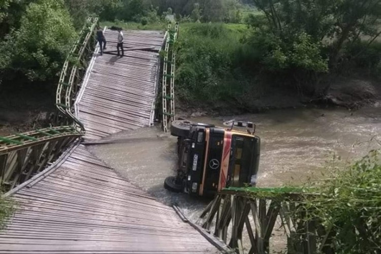 PETROVO: Urušio se most na rijeci Spreči