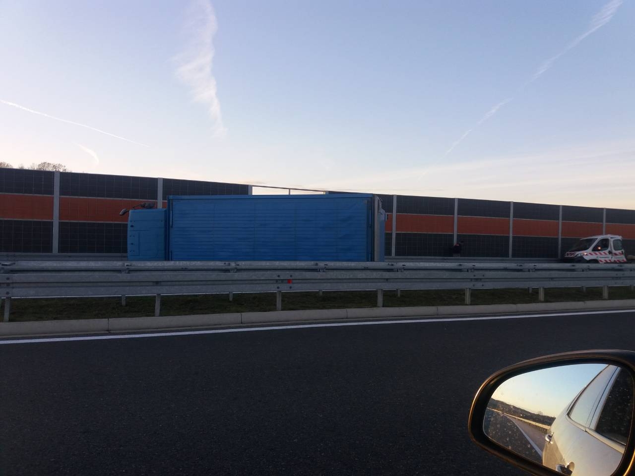 DOBOJ: Kolaps na autoputu, kamion udario u vozilo na zaustavnoj traci (FOTO)