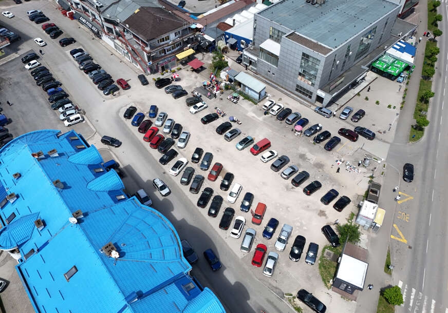 Vrhunac korupcije u Doboju: Privatniku, bliskom ovom POLITIČARU, grad dao POLA MILIONA KM da naplaćuje parking (VIDEO)