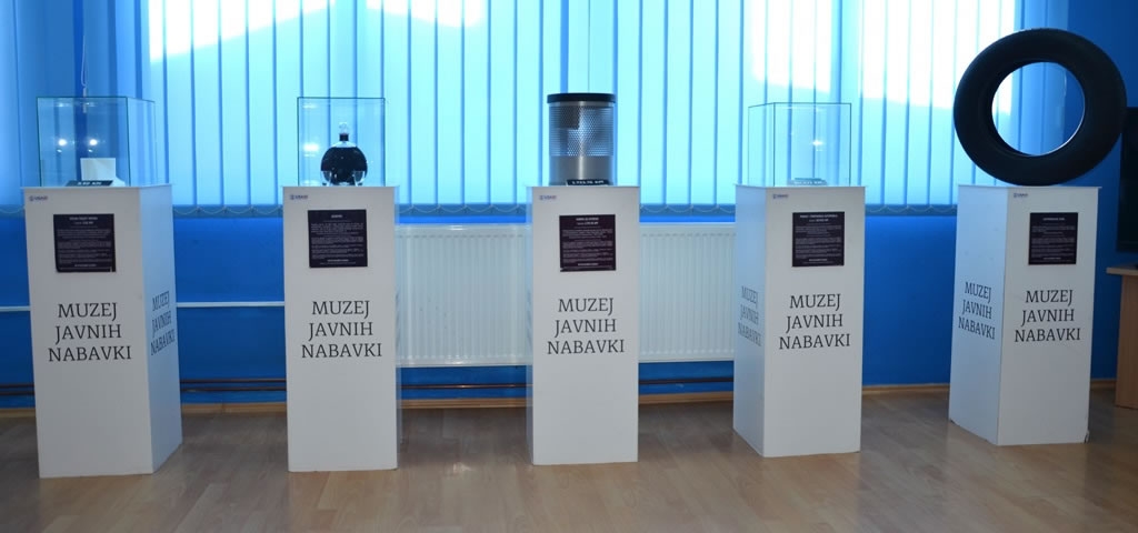 DOBOJ: Muzej šokantnih javnih nabavki stigao u grad (FOTO)