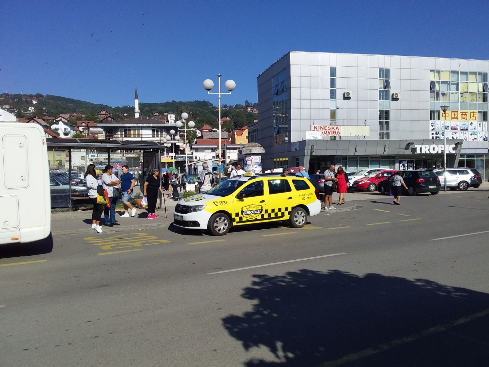 O DOBOJSKIM TAKSISTIMA OPET: Eurotaxi štand ima na autobuskom stajalištu. (FOTO) (VIDEO)
