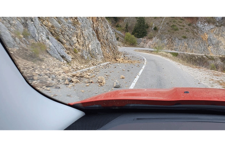 PUTEVI: Klizavi kolovozi, povećana opasnost od odrona