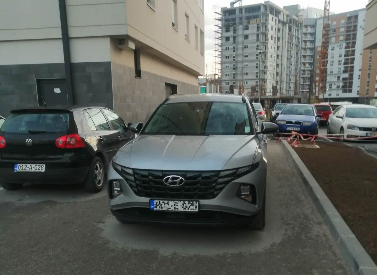KAKVA DRSKOST I BAHATOST VOZAČA: Blokirao 25 automobila i kompletan parking. (FOTO)