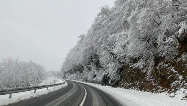 PUTEVI: Oprez, snijeg u višim predjelima