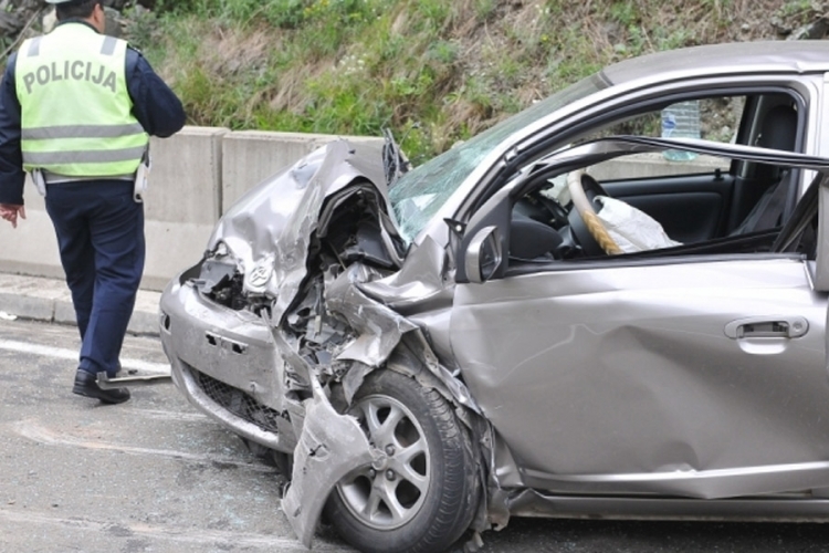 DOBOJ: Dvoje povrijeđenih u nezgodi kod Ljeskovih Voda