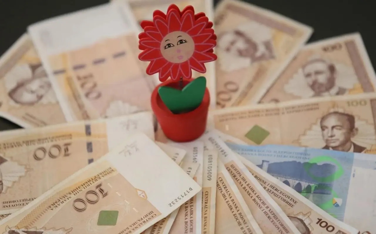 DOBOJ: Danas isplata 750 KM nezaposlenim roditeljima četvoro i više djece (VIDEO)