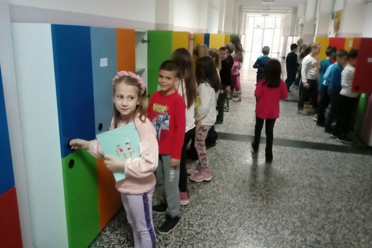 DOBOJ: Škola dobila 600 ormarića, manji teret na leđima učenika