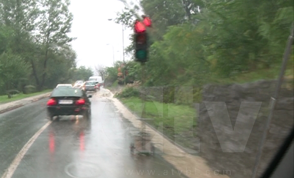 PUTEVI: Neophodan oprez zbog klizavih kolovoza i učestalih odrona