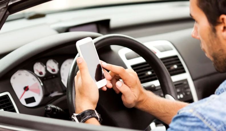 DOBOJ: Zbog korišćenja mobilnog telefona sankcionisano 59 vozača