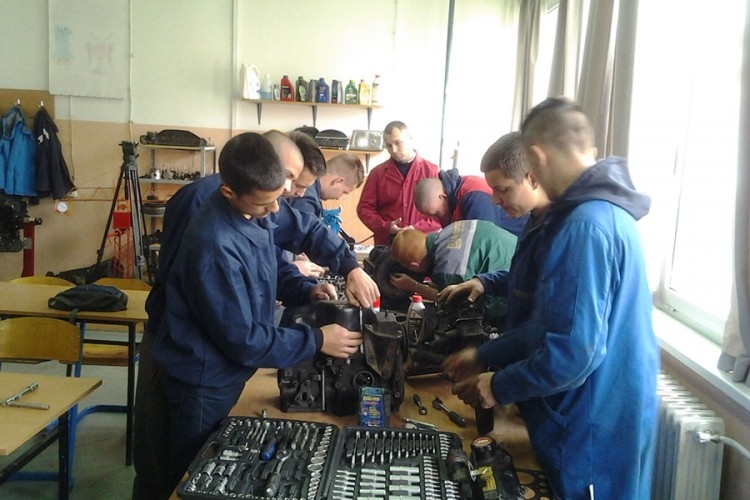 DOBOJ: Sve više đaka se školuje za "plave mantile"